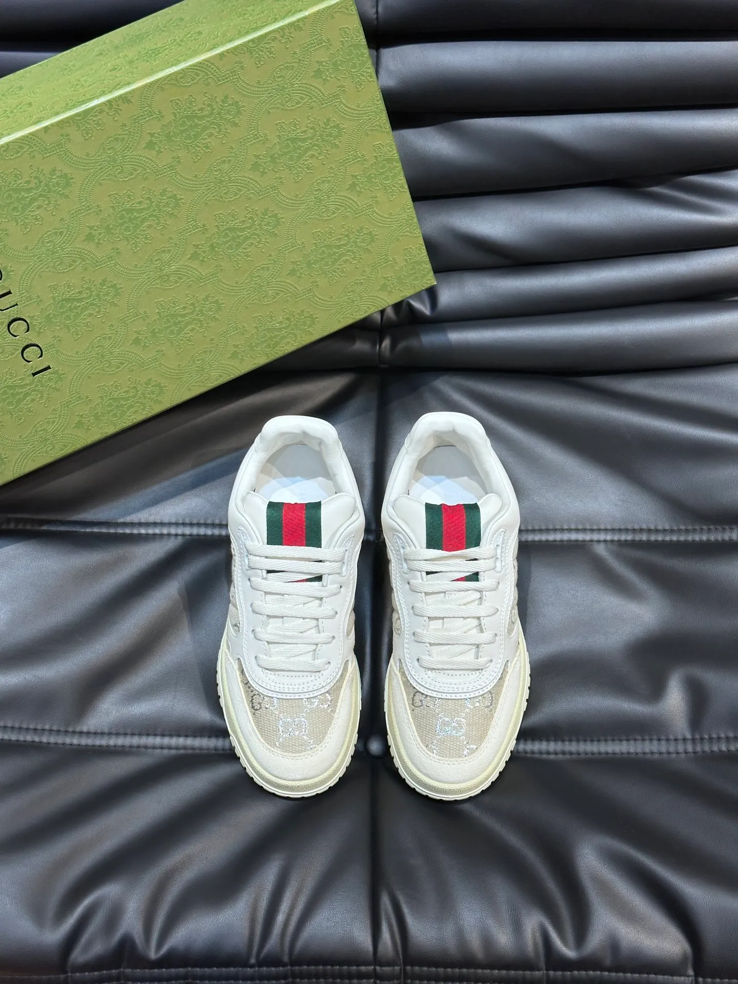 p480 Men's Men's Shoes Gucc*Gucci Re-Web series👫Couple's webbed leather sneakers, as the first sneakers created by Sabato De Sarno for Gucci, the Re-Web series reinterprets the brand's classic stripes, and sets off the modern silhouette design with bold and unique details. This shoe is crafted from iconic classic GG canvas and white leather. This new sneaker is ingeniously decorated with many of the brand's classic details, and is equipped with a bright red and green webbing tongue, which will make people fall in love at first sight. Yuan Size: Female 35-40 Male 39-44 (can be customized to 45, 46